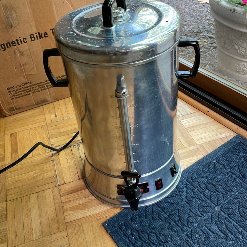 Commercial coffee urn with 20 to 90 cup capacity. Only used twice.